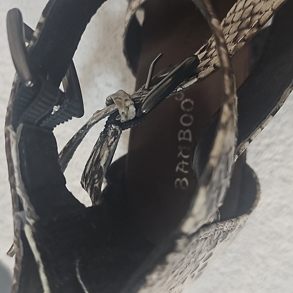 Vintage Bamboo Faux Alligator Skin, Crisscross,Zip up Sandals with 2 buckles.. 6 - Picture 7 of 11